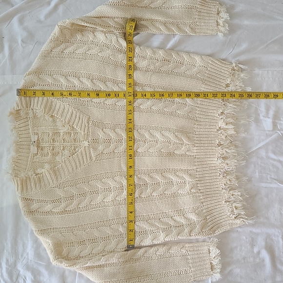 Cable knit Fringe detail cream sweater size small. entro - Picture 5 of 9